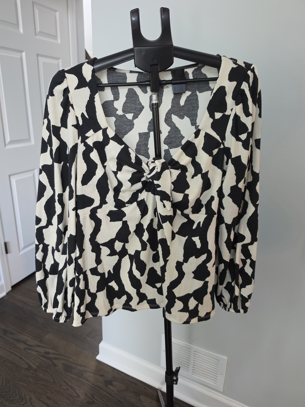 Ava & Viv Black and Cream Knot-Front Long Sleeve Top